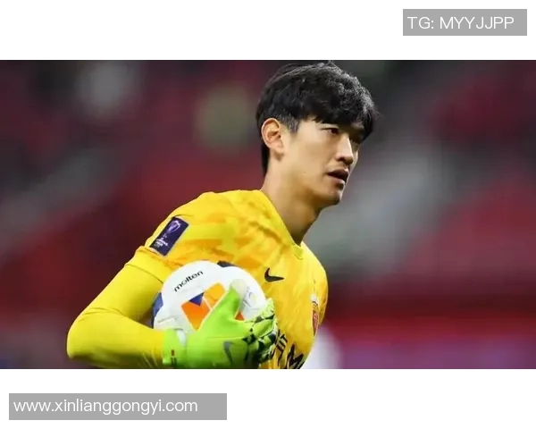 颜骏凌飞身扑救展现门将风采助力球队逆转胜局的精彩瞬间